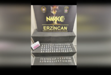 Photo of Erzincan’da Zehir Tacirlerine Büyük Darbe: Yuttukları 1 Kilo Metamfetaminle Yakalandılar